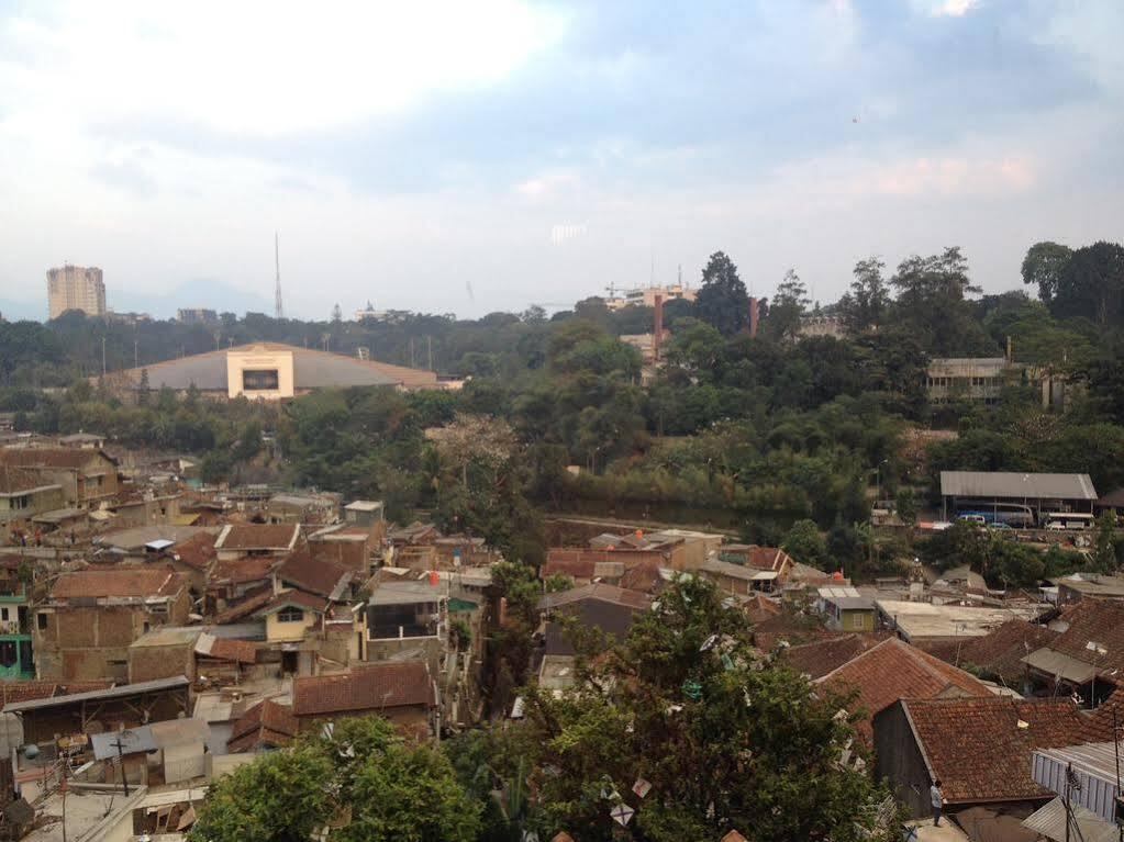בנדונג Hotel O Cihampelas Near Ciwalk Formerly D'River Guest House מראה חיצוני תמונה